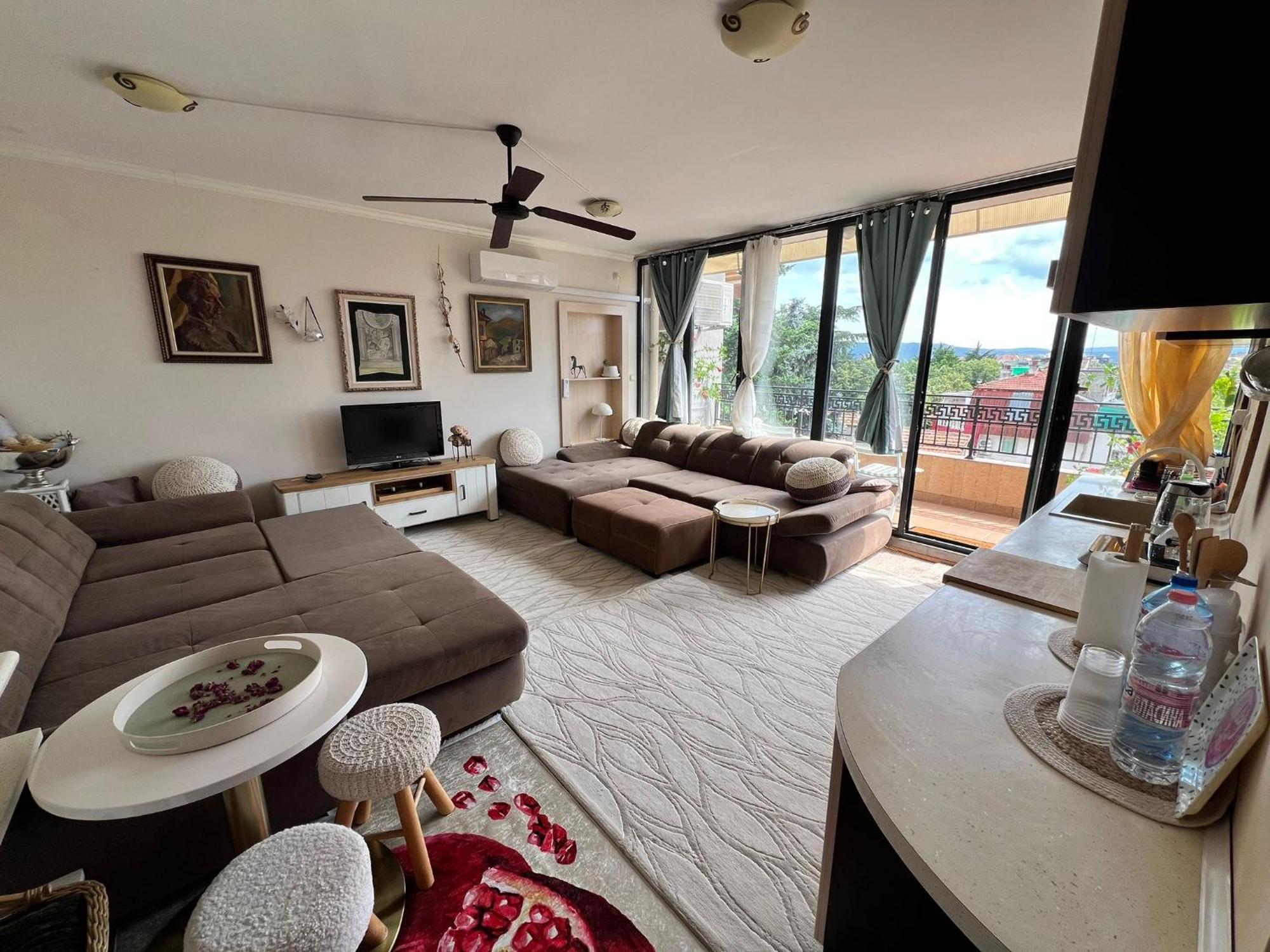 Downtown Central Apartment With Working Kitchen, City Views & Free Parking Kazanlŭk Buitenkant foto