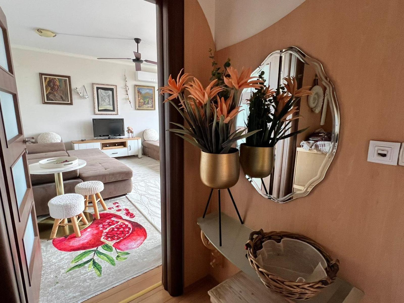 Downtown Central Apartment With Working Kitchen, City Views & Free Parking Kazanlŭk Buitenkant foto