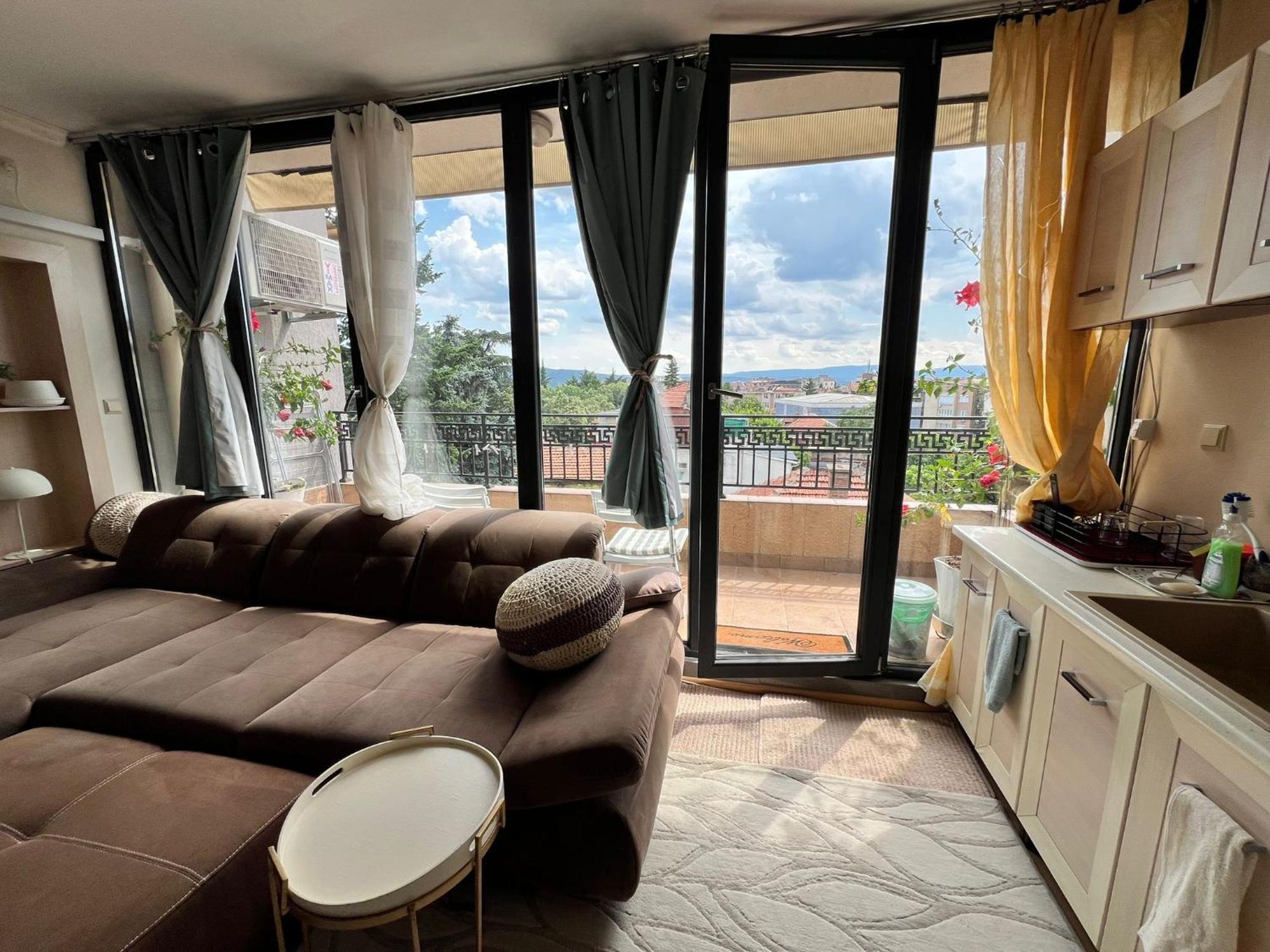 Downtown Central Apartment With Working Kitchen, City Views & Free Parking Kazanlŭk Buitenkant foto