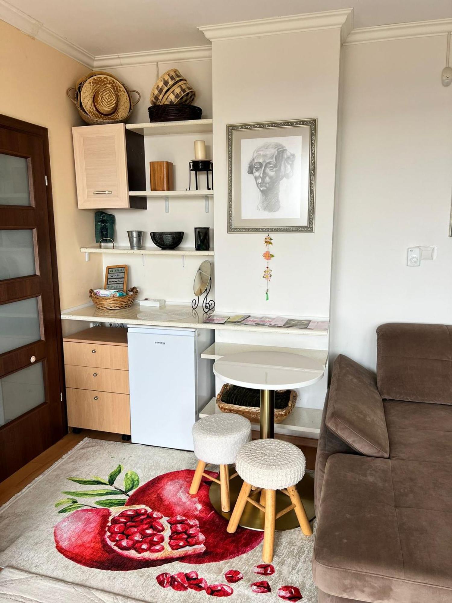 Downtown Central Apartment With Working Kitchen, City Views & Free Parking Kazanlŭk Buitenkant foto