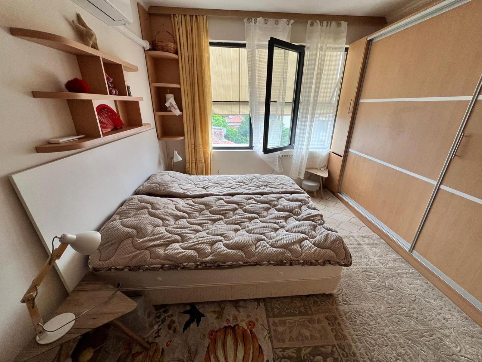 Downtown Central Apartment With Working Kitchen, City Views & Free Parking Kazanlŭk Buitenkant foto