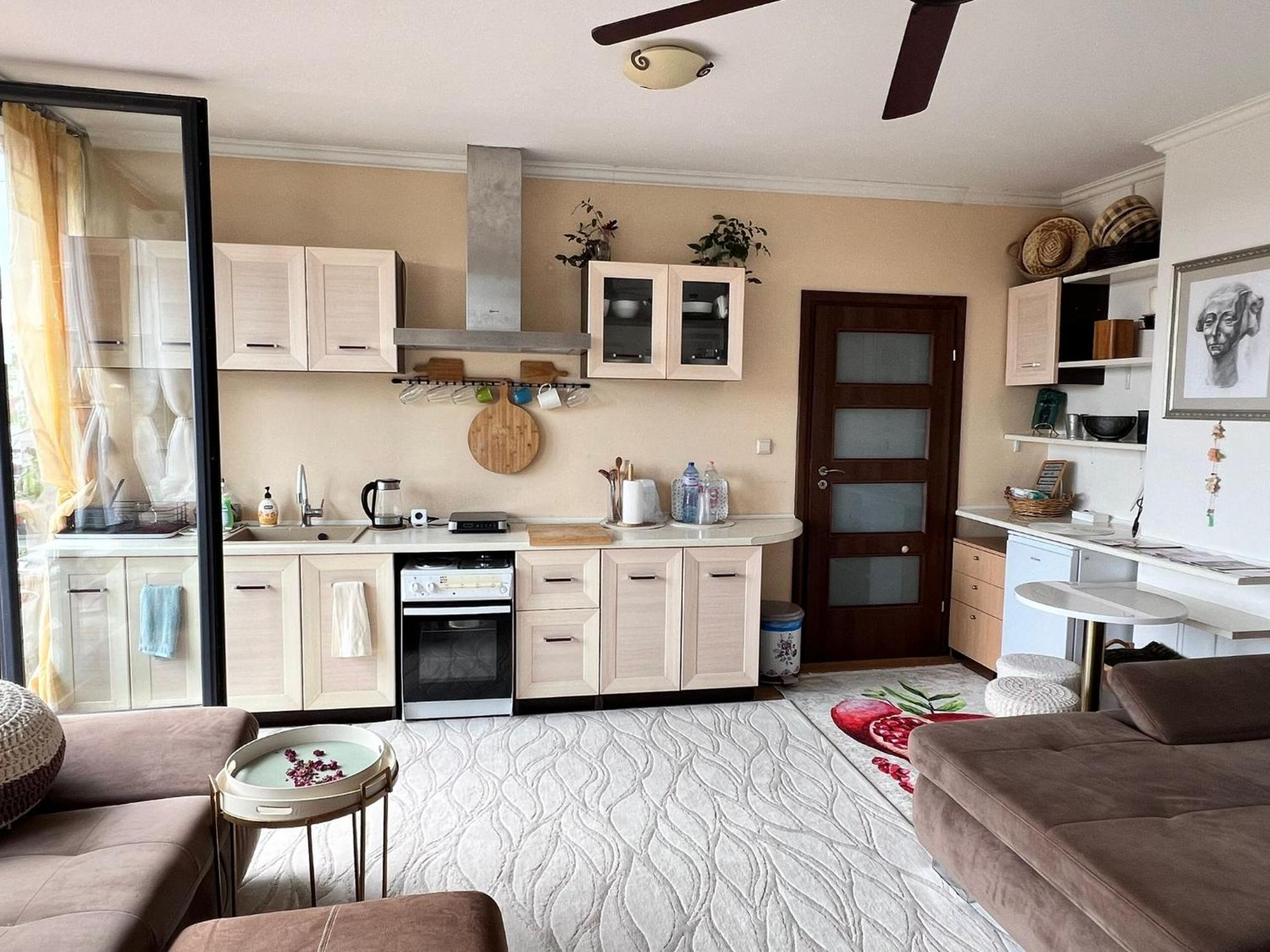 Downtown Central Apartment With Working Kitchen, City Views & Free Parking Kazanlŭk Buitenkant foto