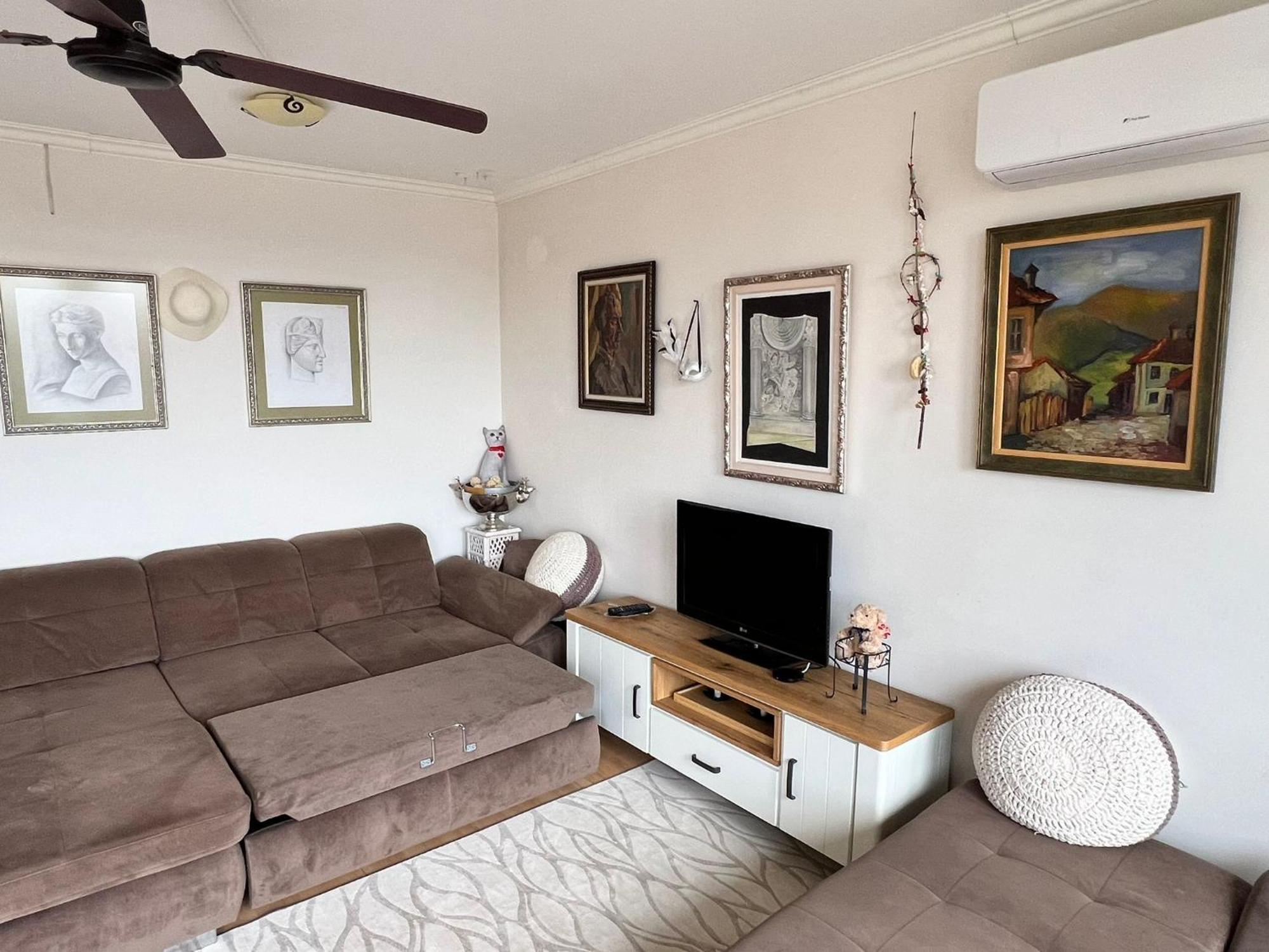 Downtown Central Apartment With Working Kitchen, City Views & Free Parking Kazanlŭk Buitenkant foto
