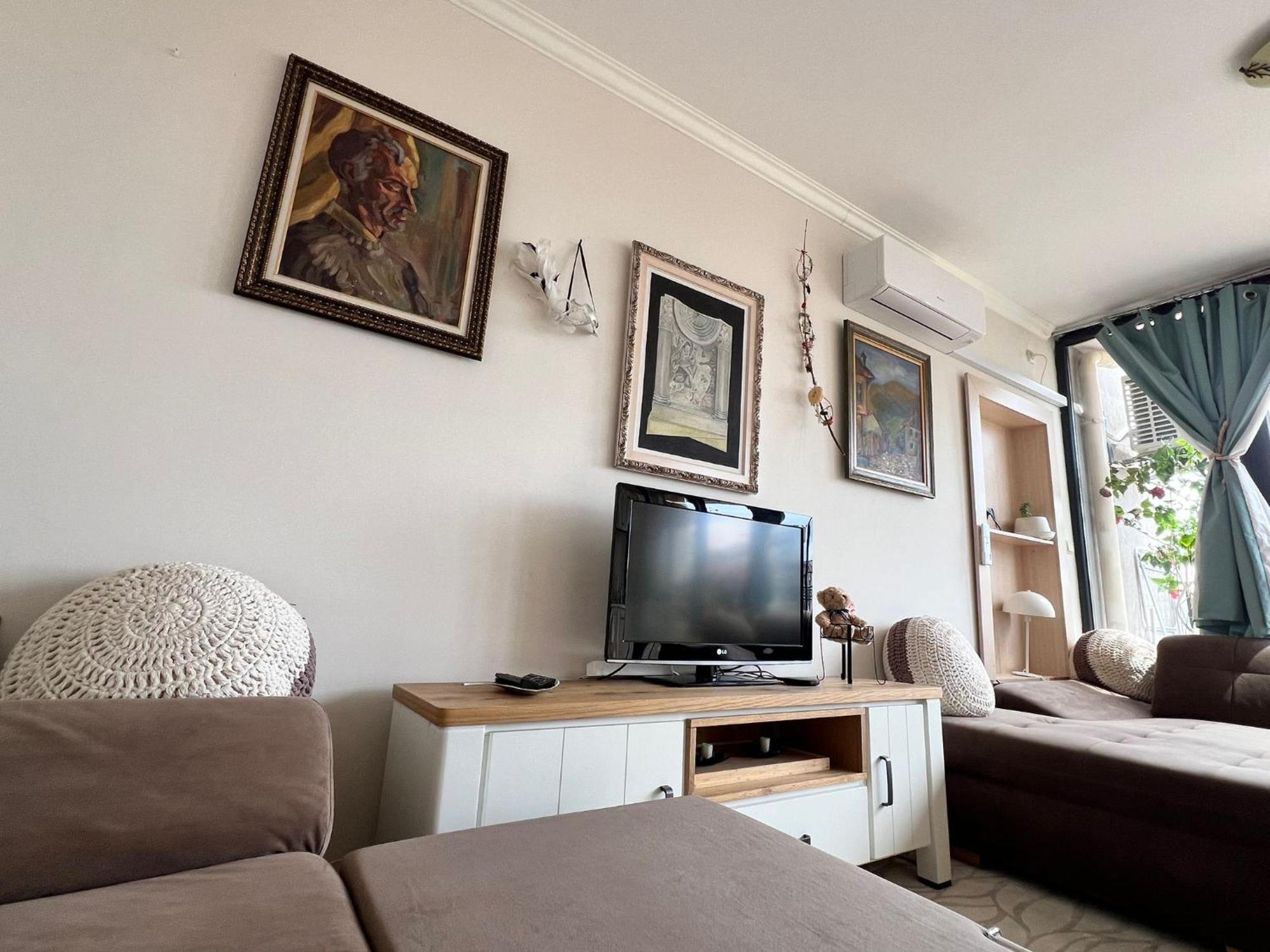 Downtown Central Apartment With Working Kitchen, City Views & Free Parking Kazanlŭk Buitenkant foto