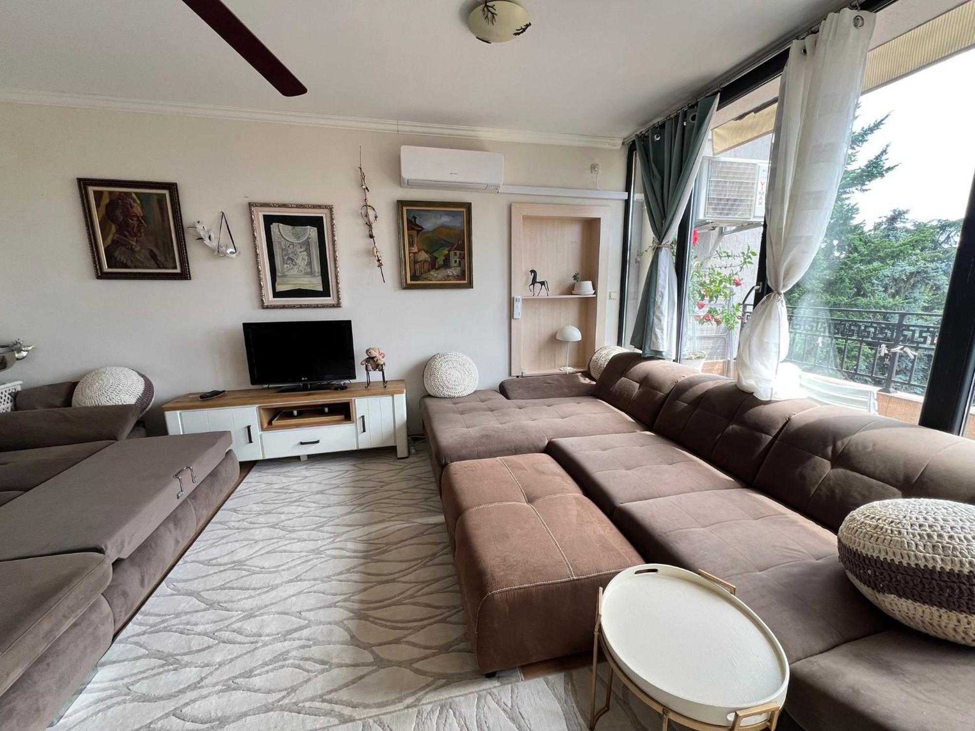 Downtown Central Apartment With Working Kitchen, City Views & Free Parking Kazanlŭk Buitenkant foto