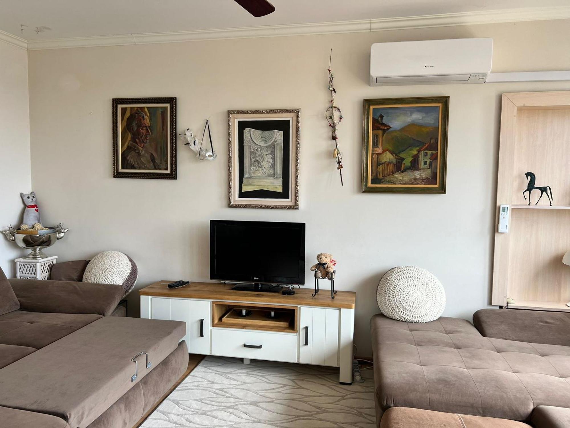 Downtown Central Apartment With Working Kitchen, City Views & Free Parking Kazanlŭk Buitenkant foto