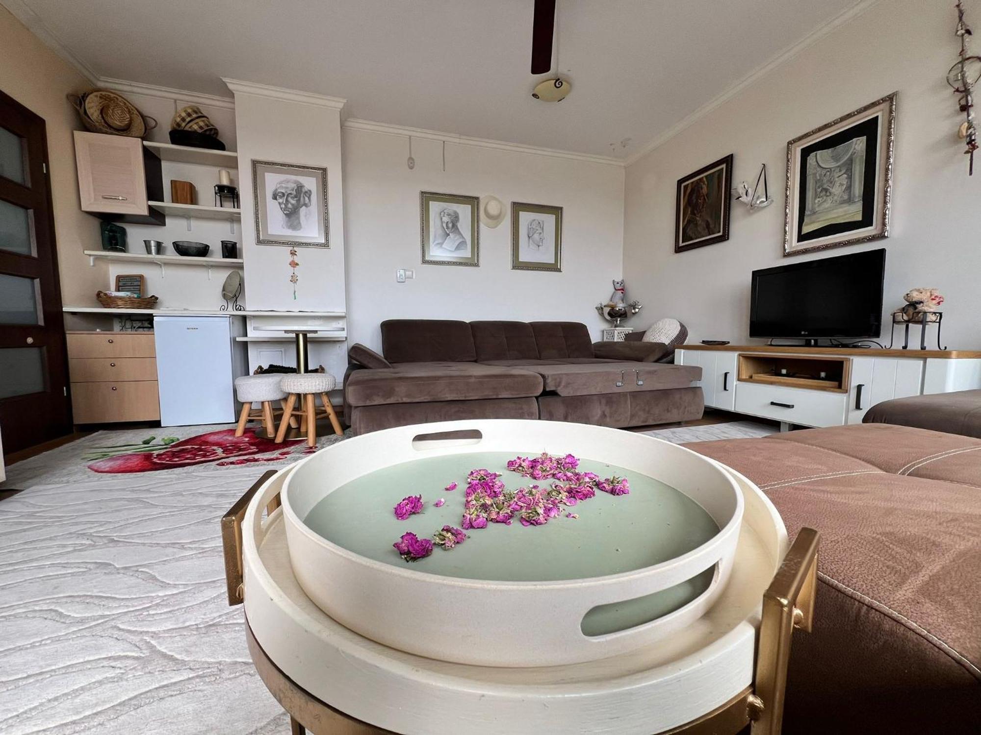 Downtown Central Apartment With Working Kitchen, City Views & Free Parking Kazanlŭk Buitenkant foto