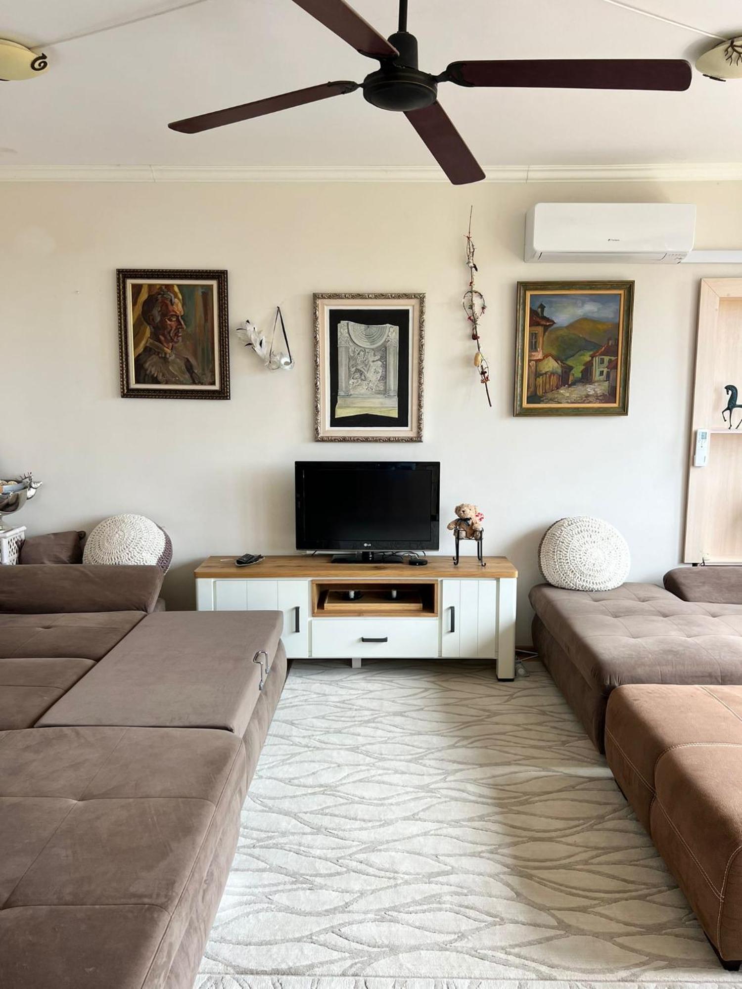 Downtown Central Apartment With Working Kitchen, City Views & Free Parking Kazanlŭk Buitenkant foto