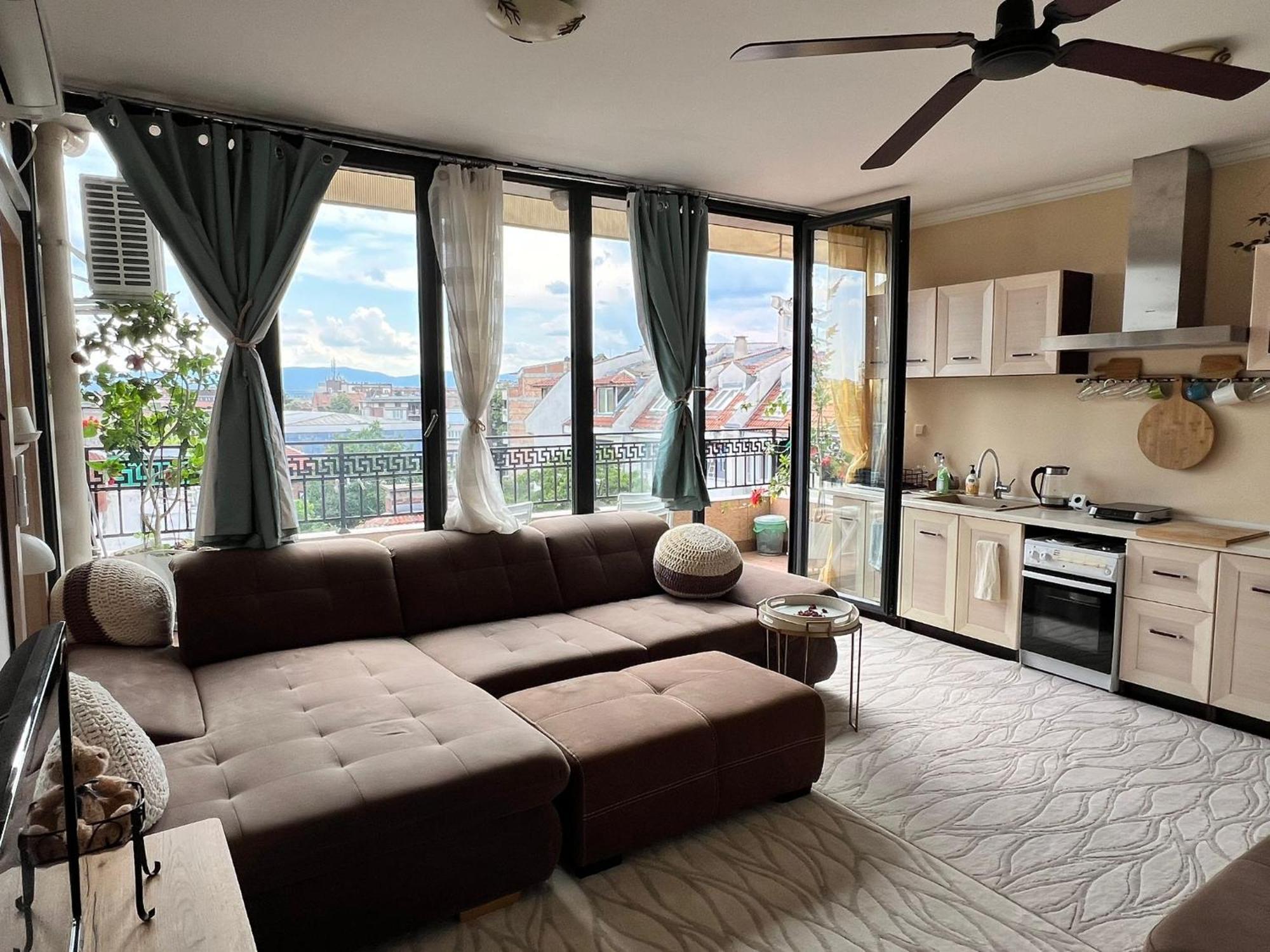 Downtown Central Apartment With Working Kitchen, City Views & Free Parking Kazanlŭk Buitenkant foto