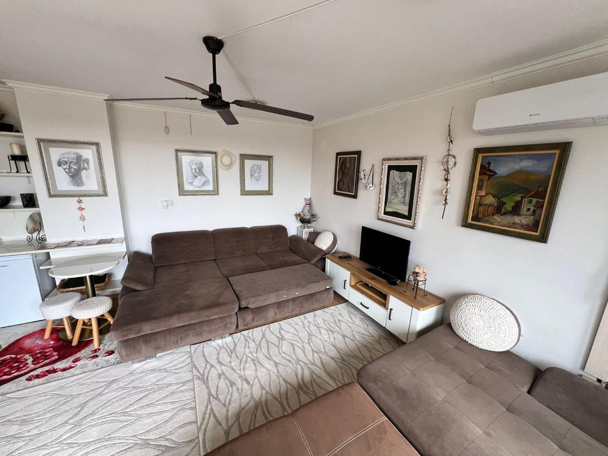 Downtown Central Apartment With Working Kitchen, City Views & Free Parking Kazanlŭk Buitenkant foto