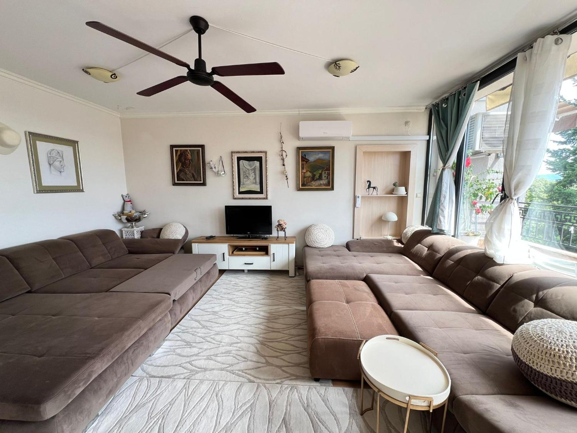 Downtown Central Apartment With Working Kitchen, City Views & Free Parking Kazanlŭk Buitenkant foto