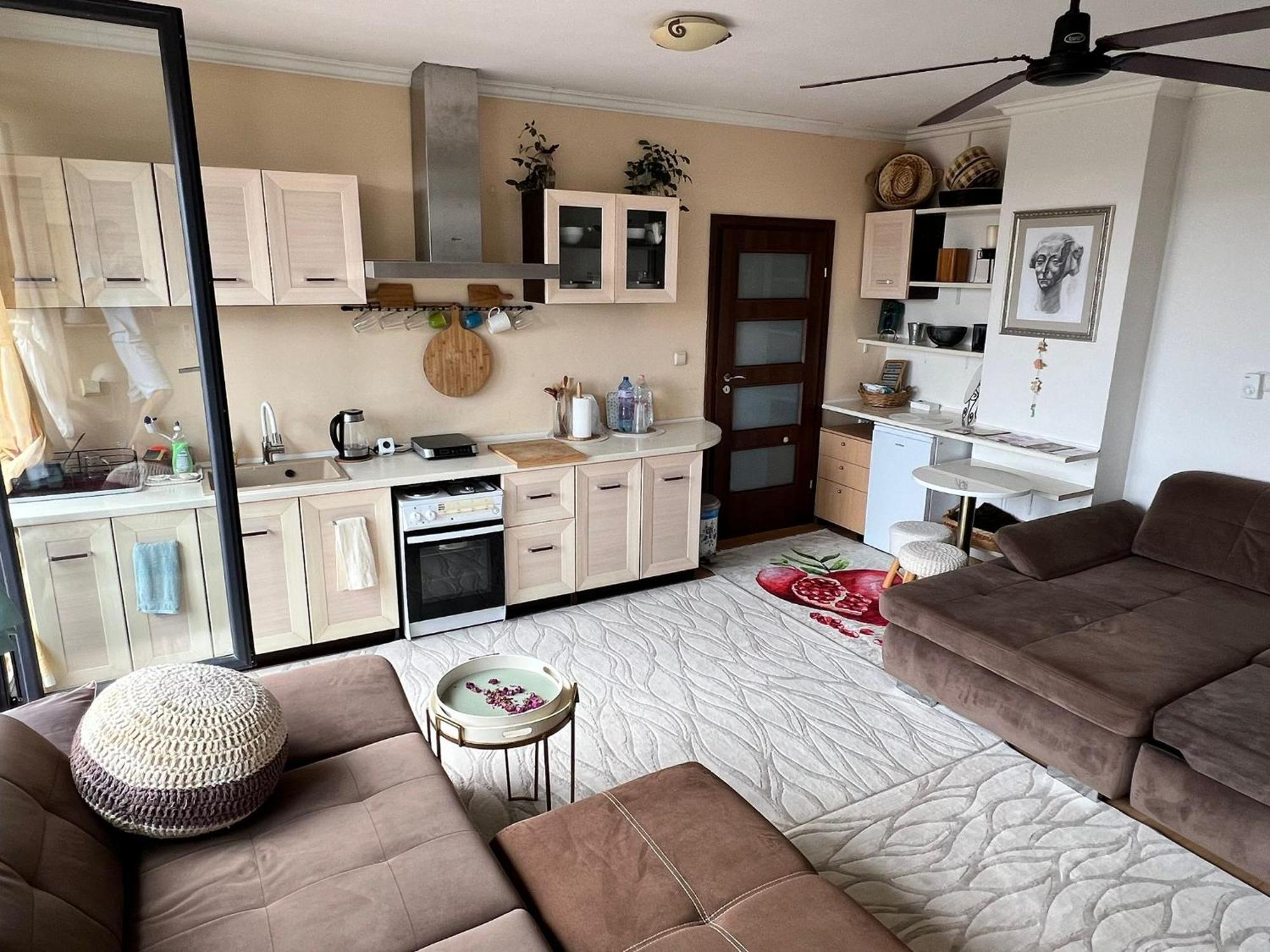 Downtown Central Apartment With Working Kitchen, City Views & Free Parking Kazanlŭk Buitenkant foto