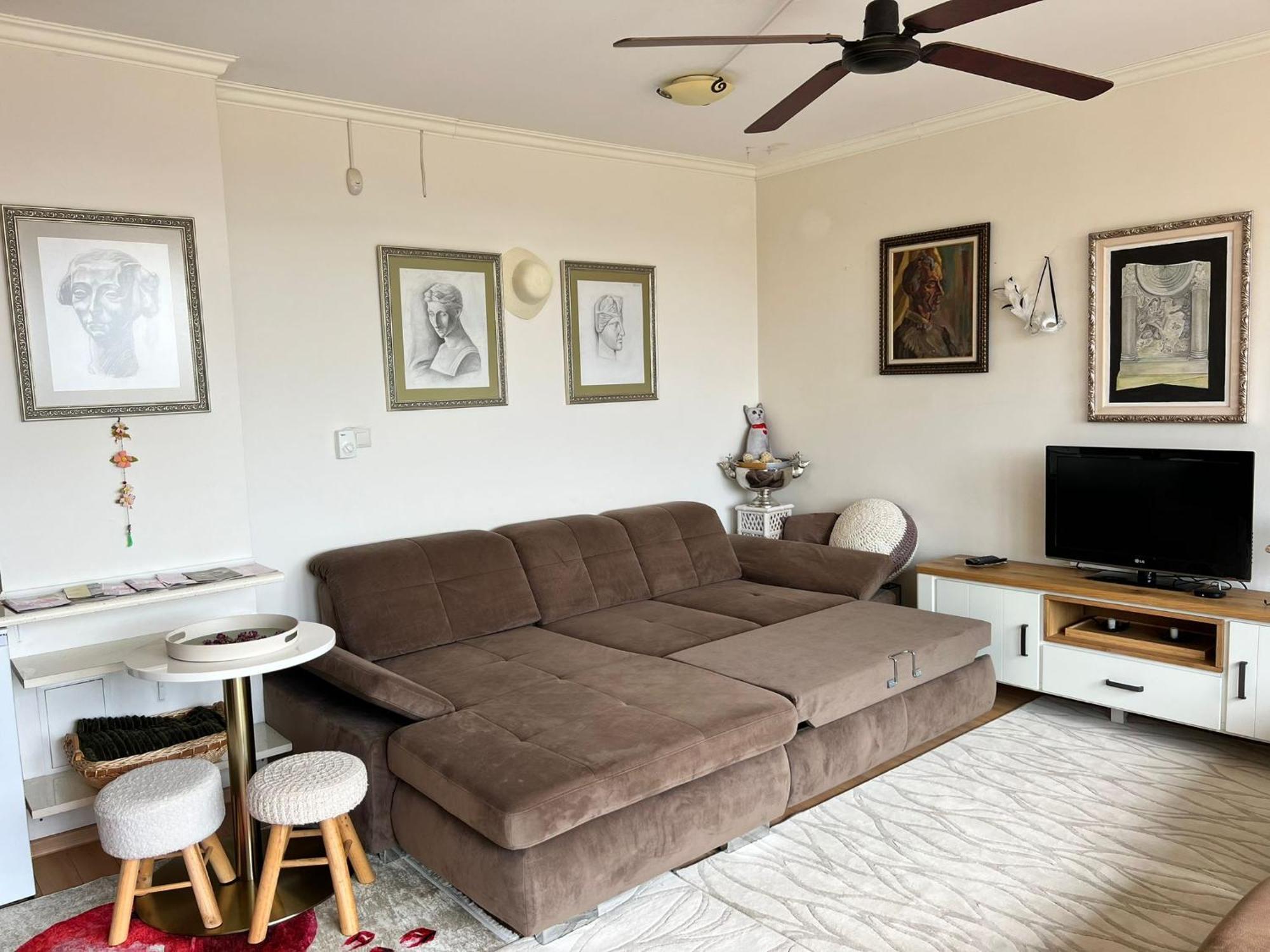 Downtown Central Apartment With Working Kitchen, City Views & Free Parking Kazanlŭk Buitenkant foto