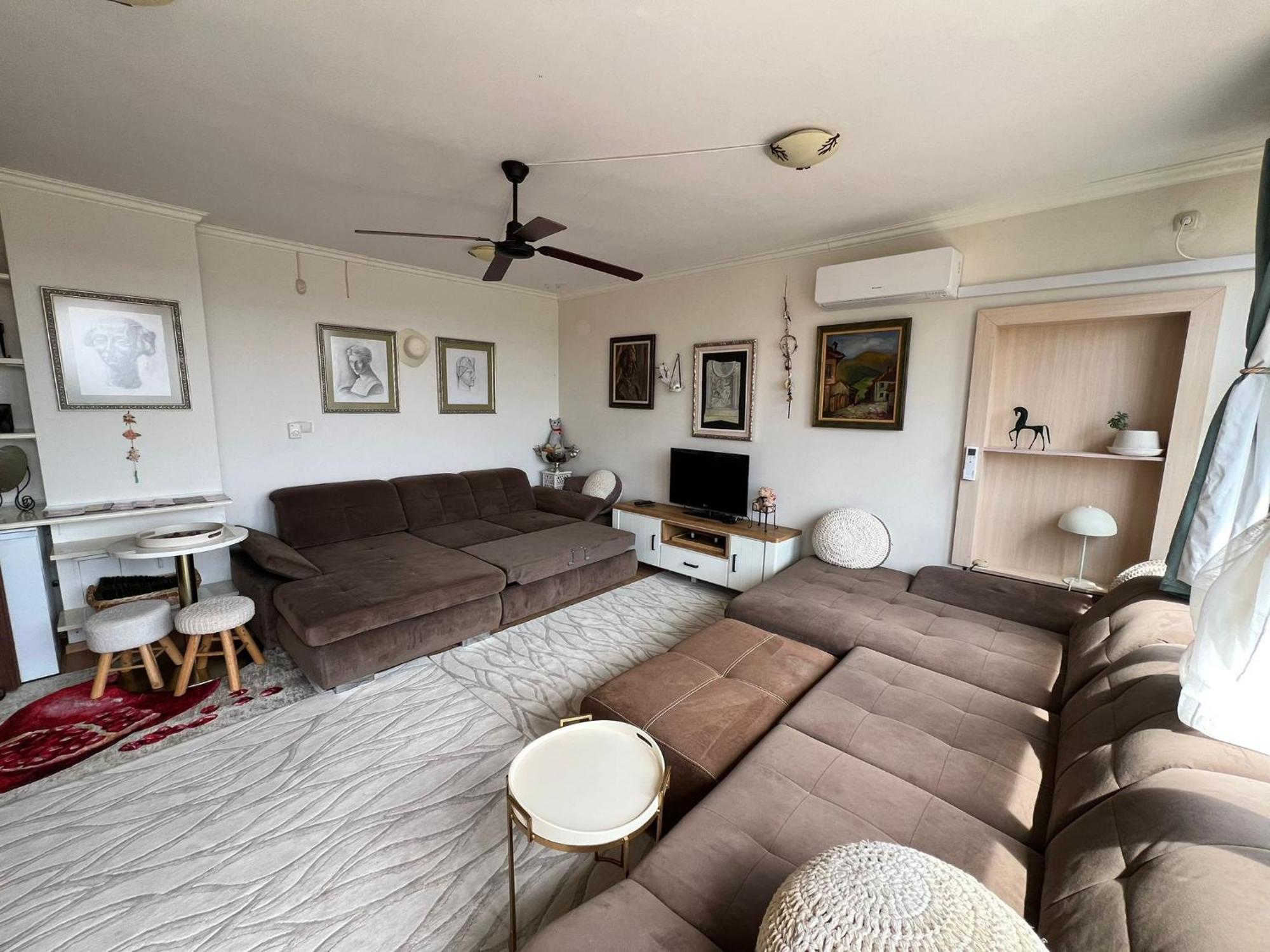 Downtown Central Apartment With Working Kitchen, City Views & Free Parking Kazanlŭk Buitenkant foto