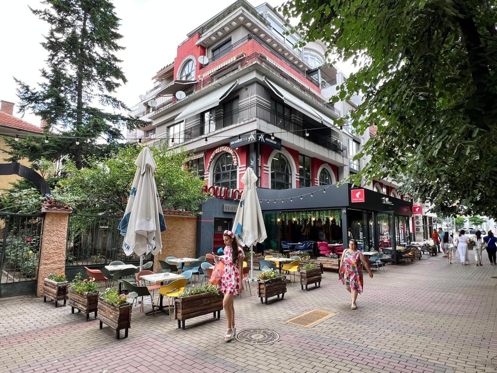Downtown Central Apartment With Working Kitchen, City Views & Free Parking Kazanlŭk Buitenkant foto