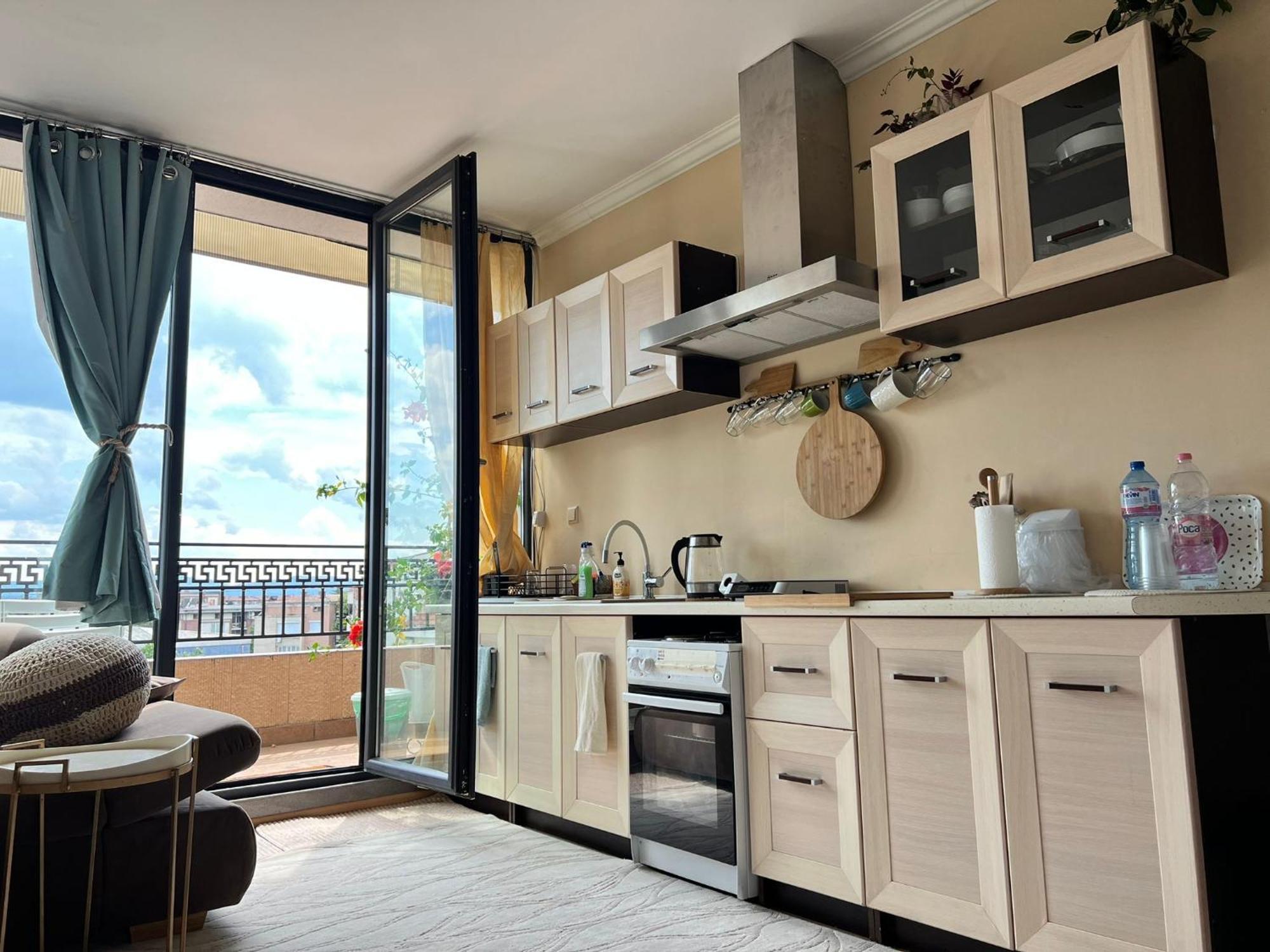 Downtown Central Apartment With Working Kitchen, City Views & Free Parking Kazanlŭk Buitenkant foto