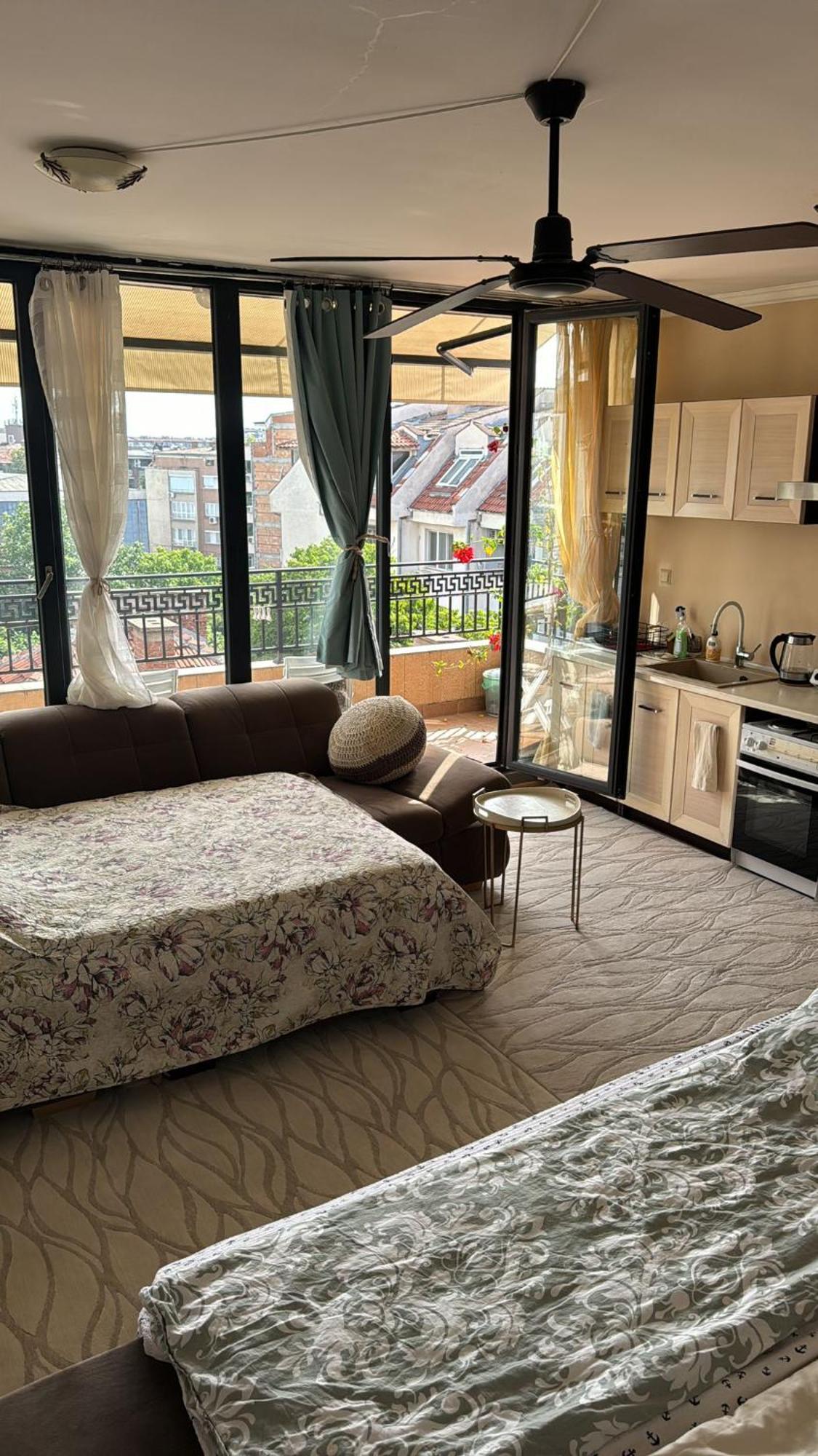 Downtown Central Apartment With Working Kitchen, City Views & Free Parking Kazanlŭk Buitenkant foto