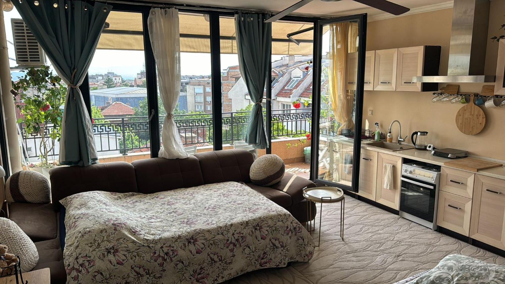 Downtown Central Apartment With Working Kitchen, City Views & Free Parking Kazanlŭk Buitenkant foto