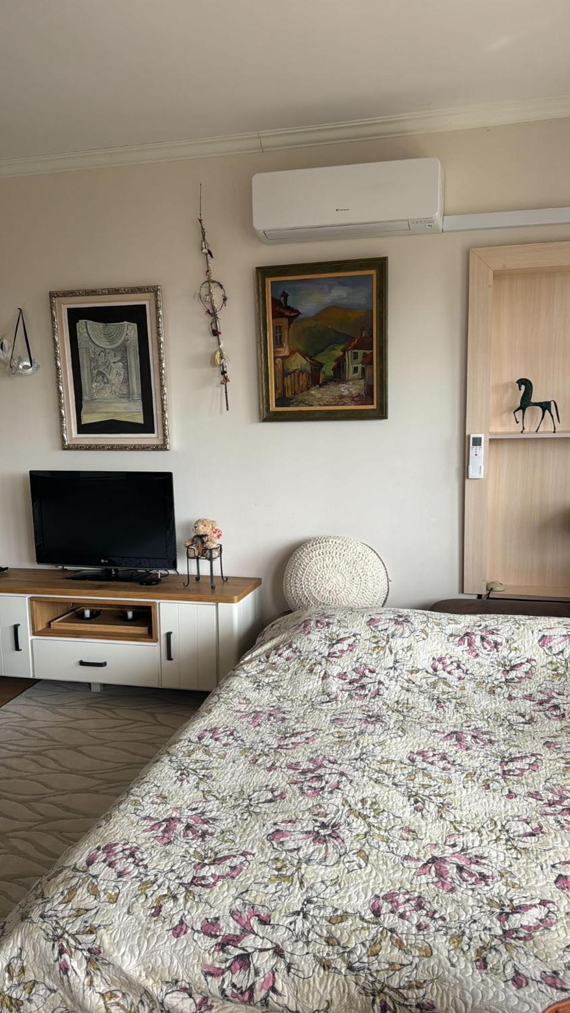 Downtown Central Apartment With Working Kitchen, City Views & Free Parking Kazanlŭk Buitenkant foto