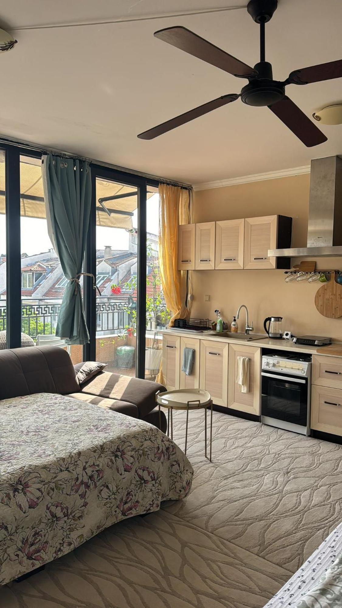 Downtown Central Apartment With Working Kitchen, City Views & Free Parking Kazanlŭk Buitenkant foto
