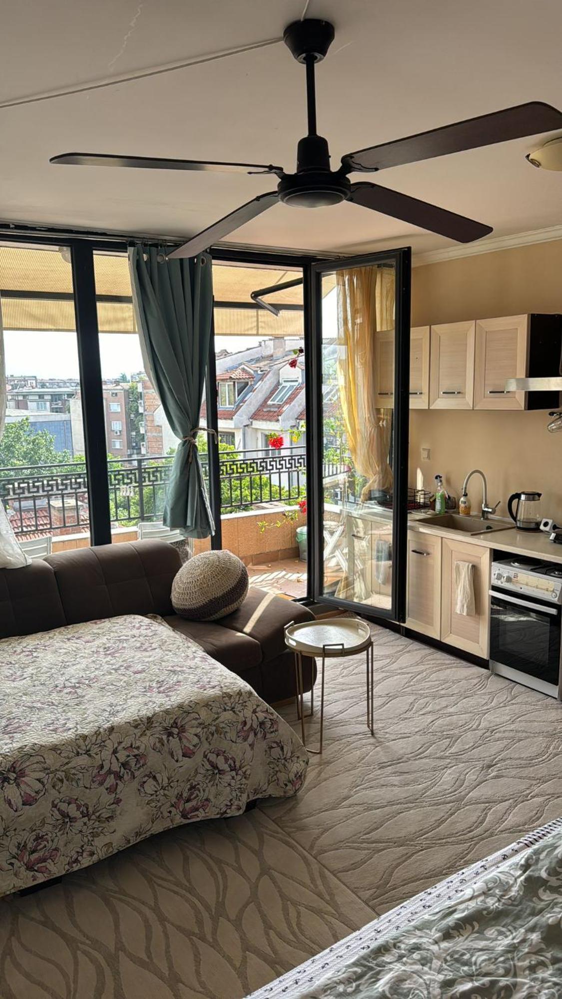 Downtown Central Apartment With Working Kitchen, City Views & Free Parking Kazanlŭk Buitenkant foto