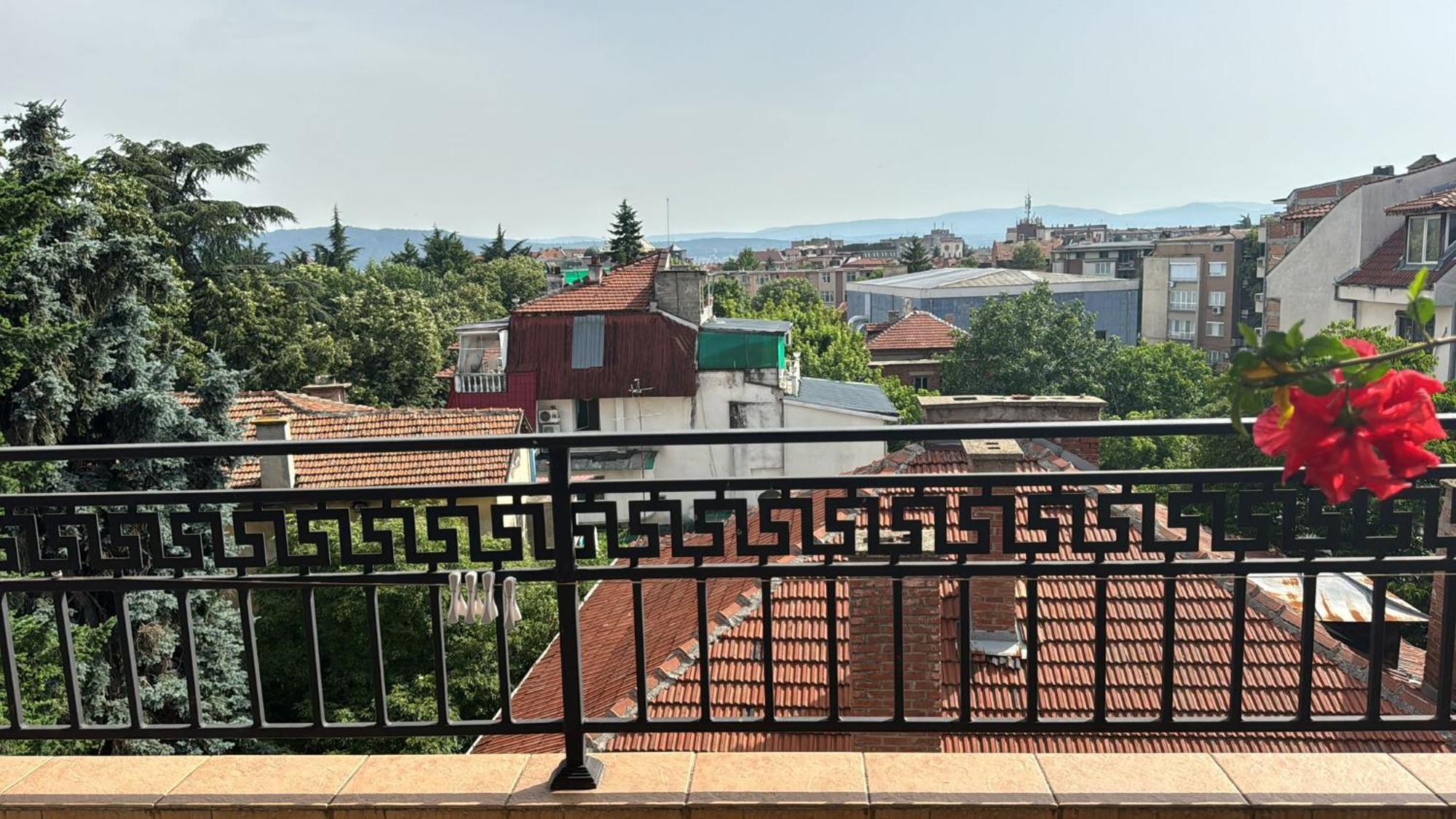 Downtown Central Apartment With Working Kitchen, City Views & Free Parking Kazanlŭk Buitenkant foto
